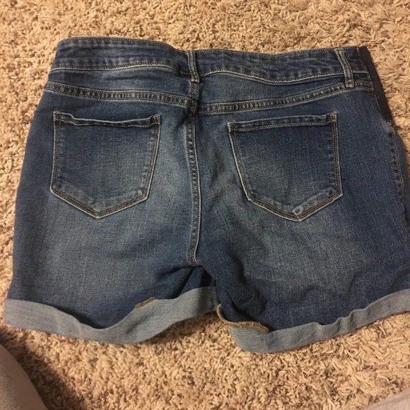 Old navy side panel maternity jean short - Picture 3 of 3